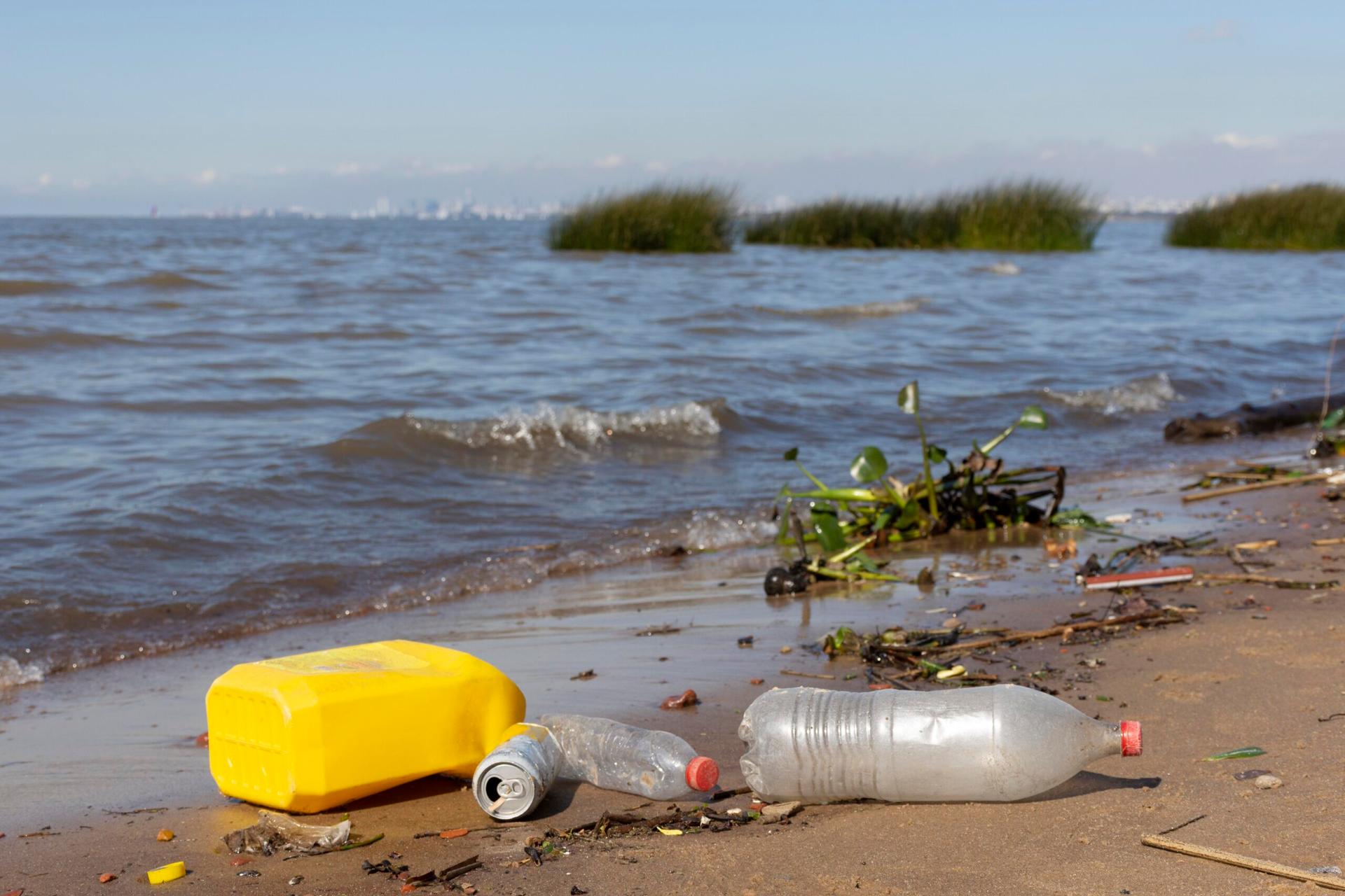 Plastik dan Dampak Lingkungan yang Ditimbulkan 